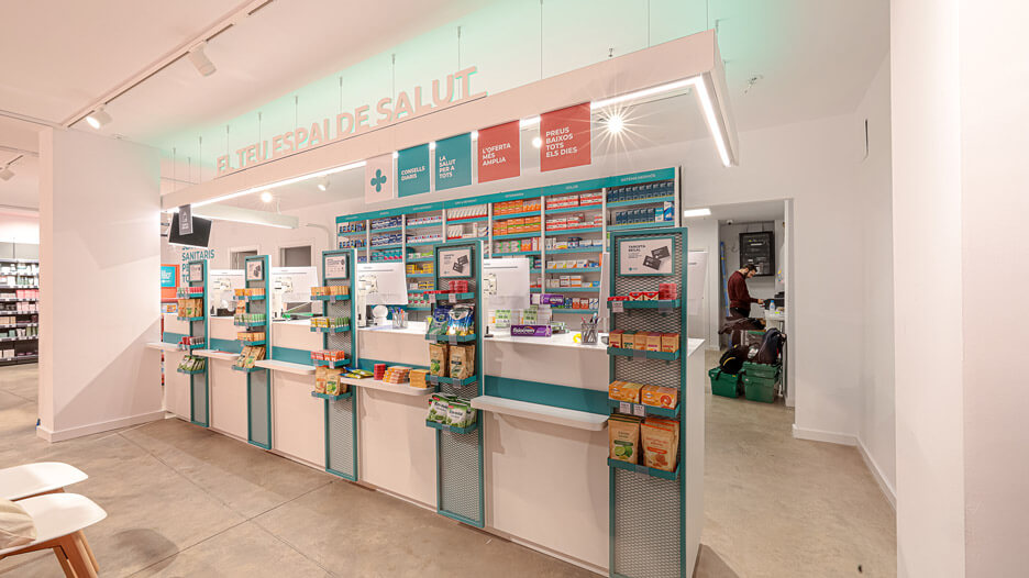 proyecto-diseño-interiorismo-reforma-farmacia-bofi-hospitalet-Puestos-de-trabajo-despues